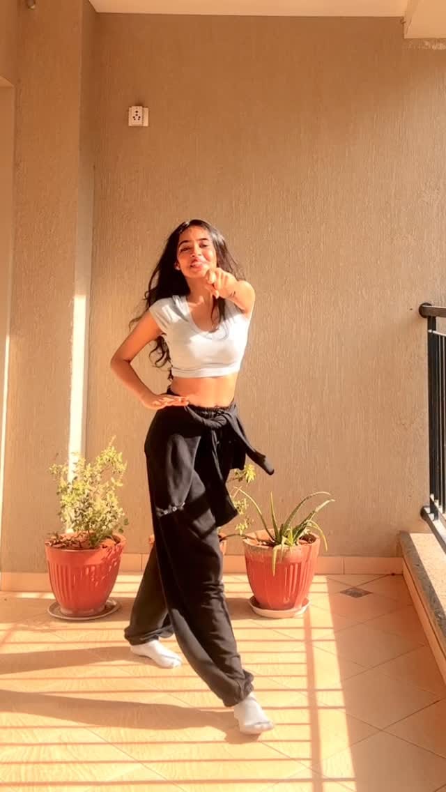 Post 2 by Juhi Rohit on Instagram (video)