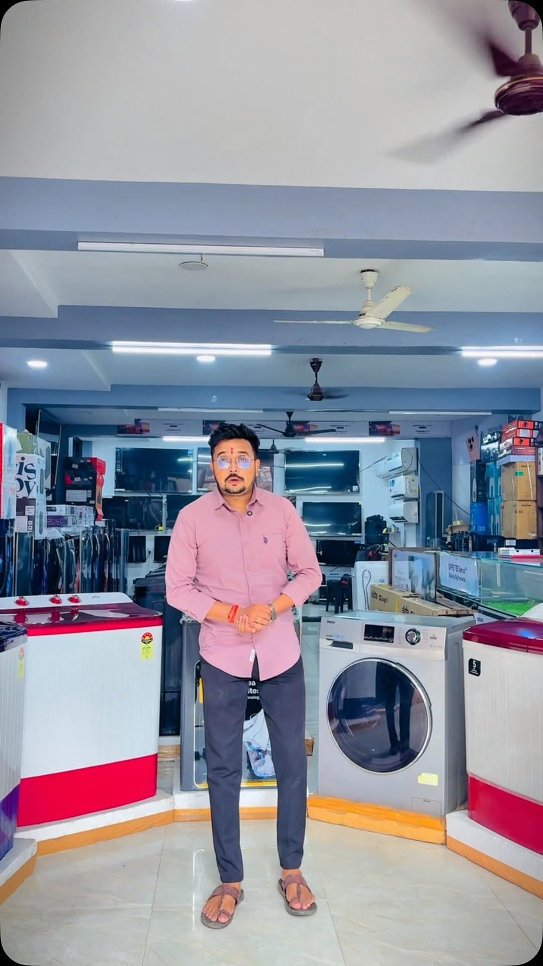 Post 1 by 𝗚𝘂𝗿𝘂 𝗠𝘂𝗹𝘁𝗶-𝗕𝗿𝗮𝗻𝗱 𝗦𝗵𝗼𝘄𝗿𝗼𝗼𝗺 🏬 on Instagram (video)