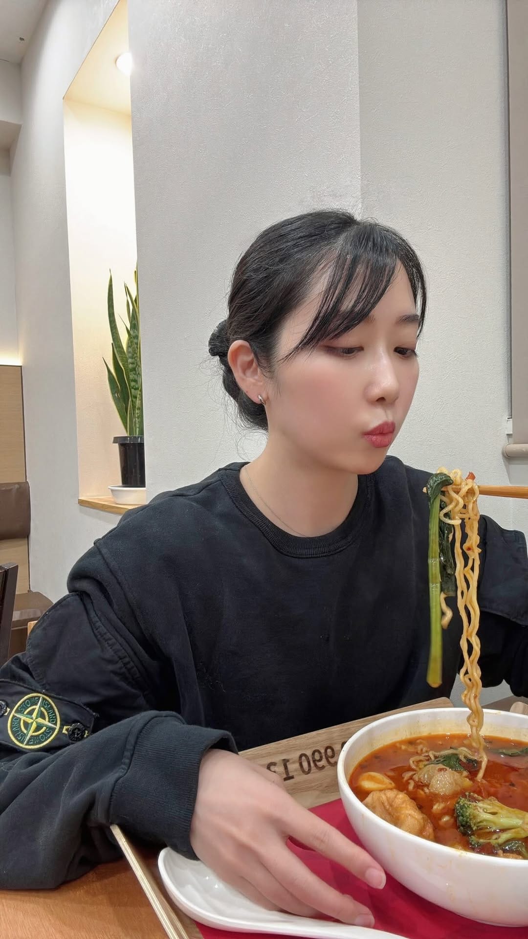 Post 2 by 朝から元気が出るOL🫶まき on Instagram (video)