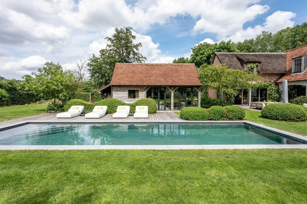 Post 2 by Luxury Leads on Instagram (carousel)