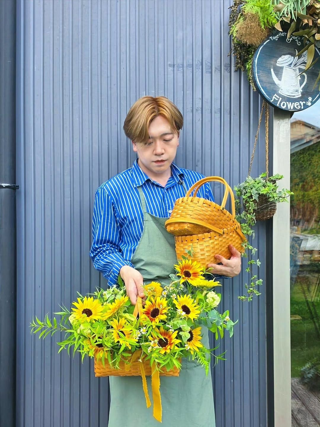 Post 4 by F&F Together Forever │絵本の世界のお花屋さん on Instagram (carousel)