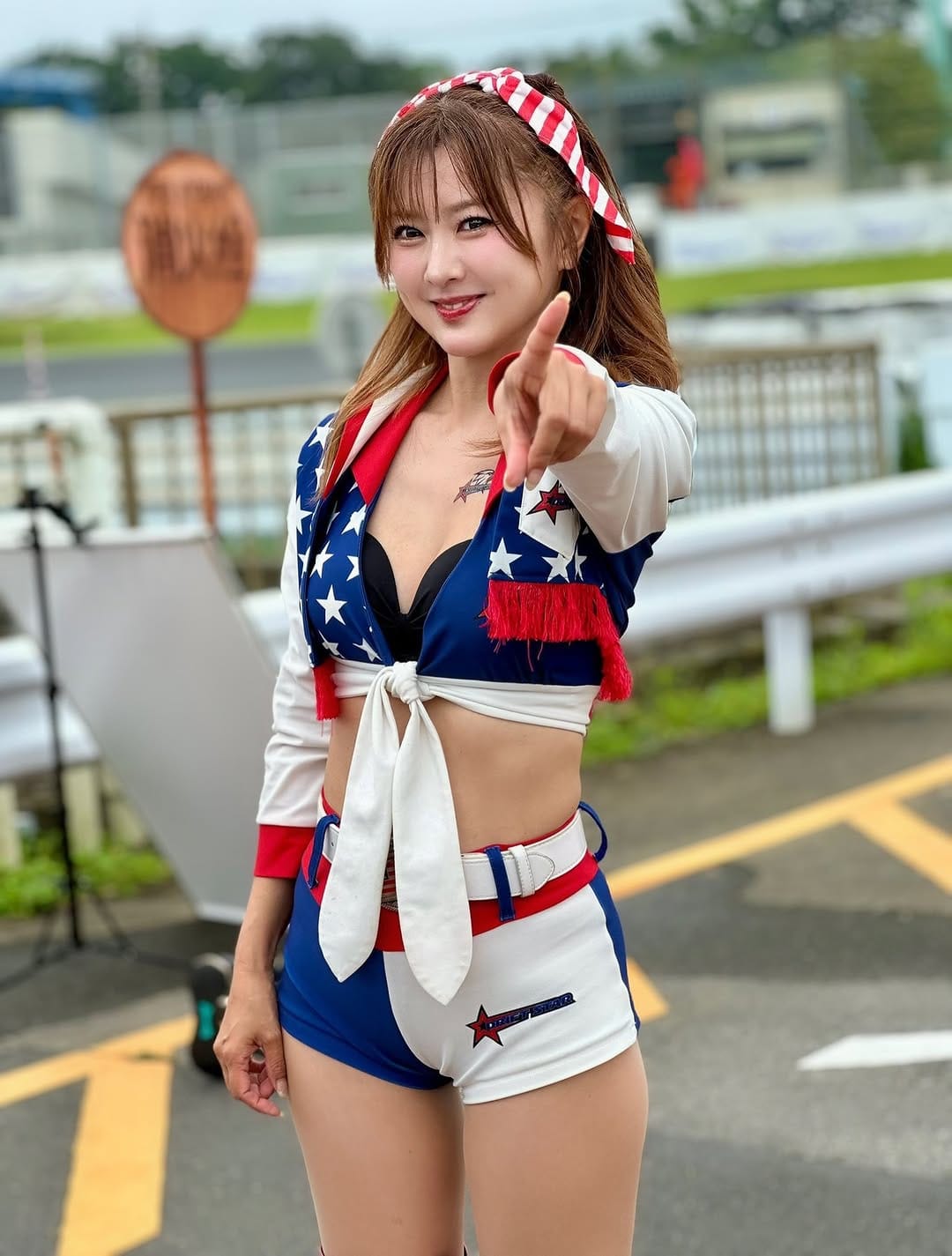 Post 2 by 三宝愛久奈～さんぽう あぐな～🐉quarter博多っ子レースクイーン on Instagram (carousel)