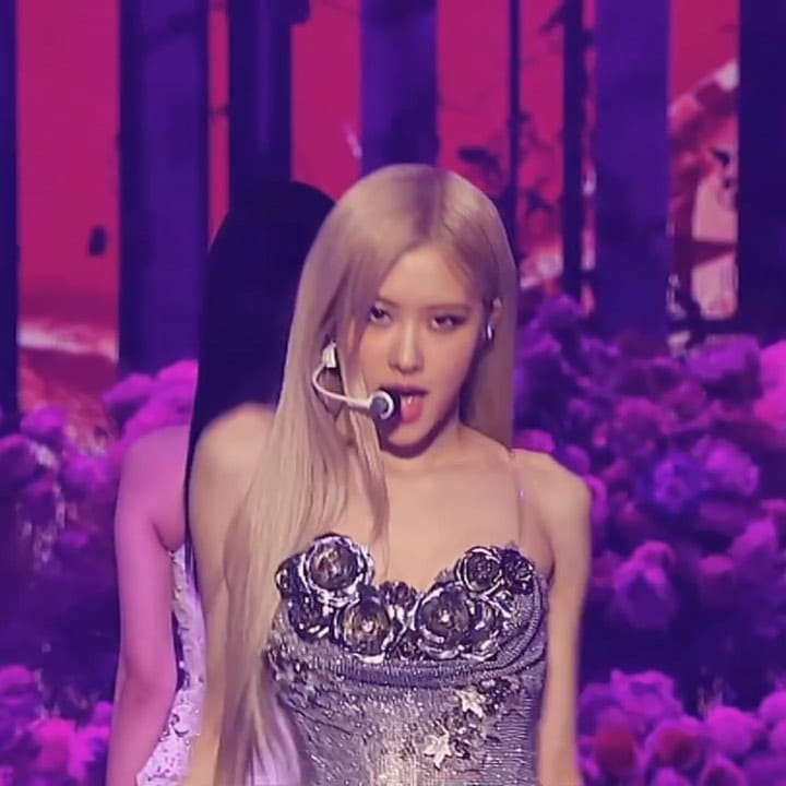 Post 5 by BLACKPINK ROSÉ (로제) on Instagram (video)