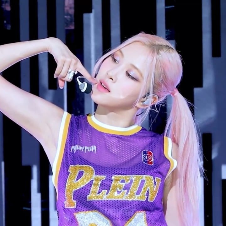 Post 6 by BLACKPINK ROSÉ (로제) on Instagram (video)