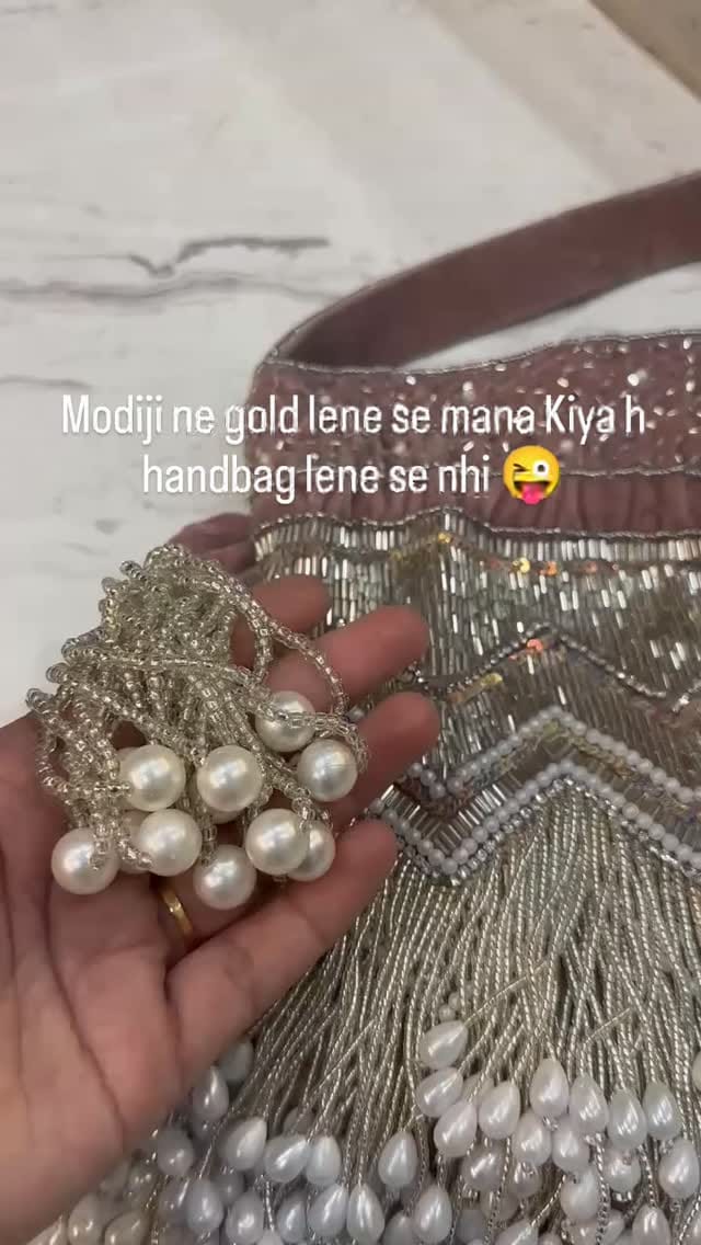 Post 5 by Zainab Handicrafts (Clutch Jutti Wholesale) on Instagram (video)