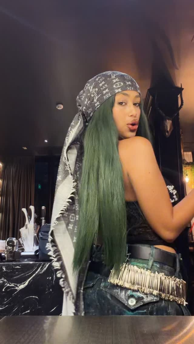 Post 4 by ❄️⛈B44ZEE on Instagram (video)