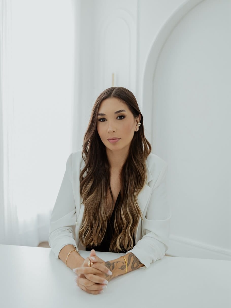 Post 8 by 𝐿𝐴𝑌𝑆𝐿𝐴 𝐵𝑂𝑁𝐹𝐼𝑀 on Instagram (carousel)