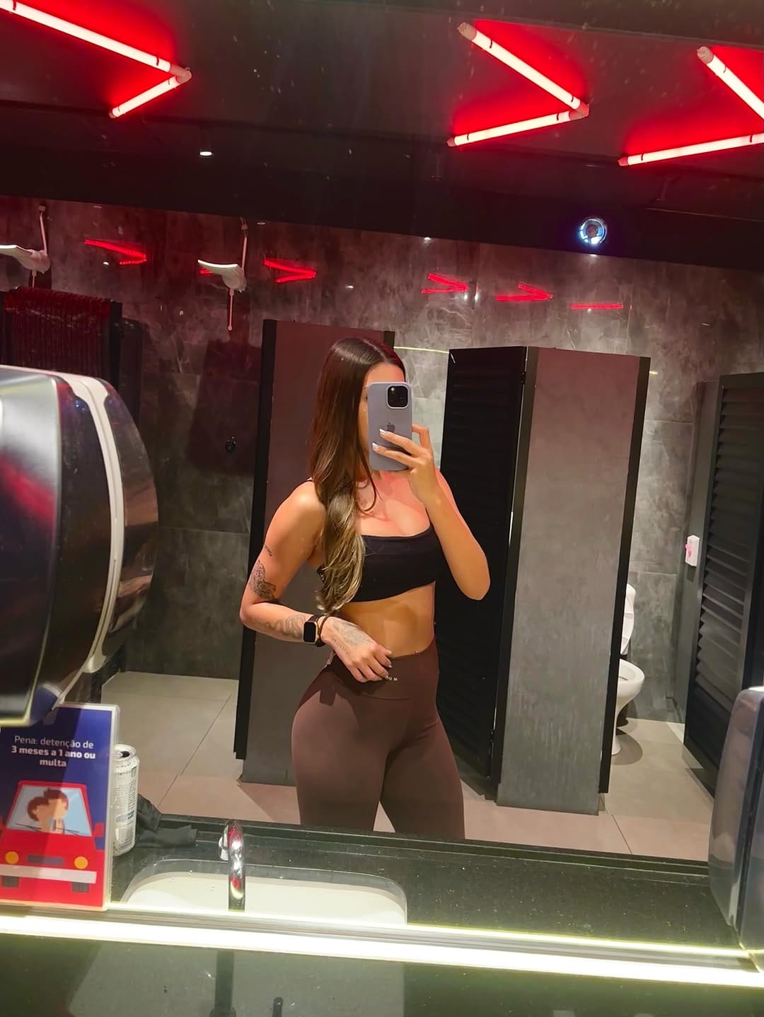Post 2 by 𝐿𝐴𝑌𝑆𝐿𝐴 𝐵𝑂𝑁𝐹𝐼𝑀 on Instagram (carousel)