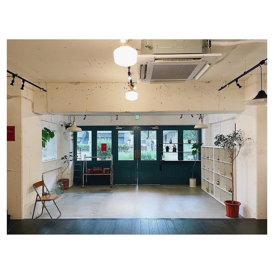 Post 8 by アンティークとヴィンテージ雑貨のお店 on Instagram (carousel)