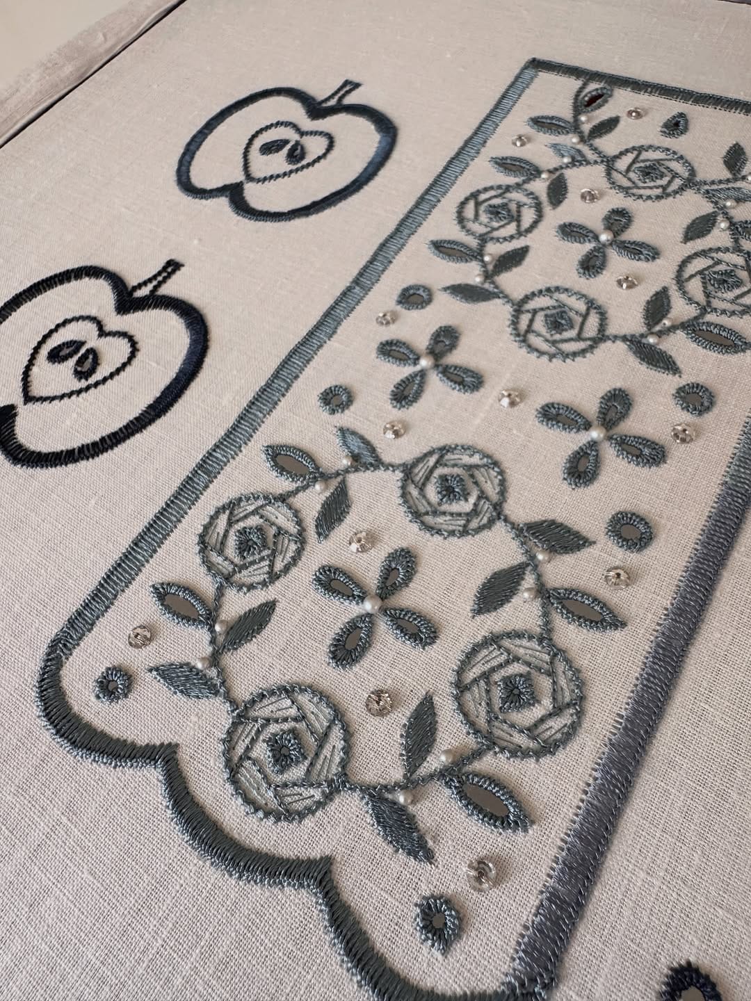 Post 1 by Jeunet | ジュネ🇯🇵オートクチュール刺繍（アリワーク） on Instagram (image)