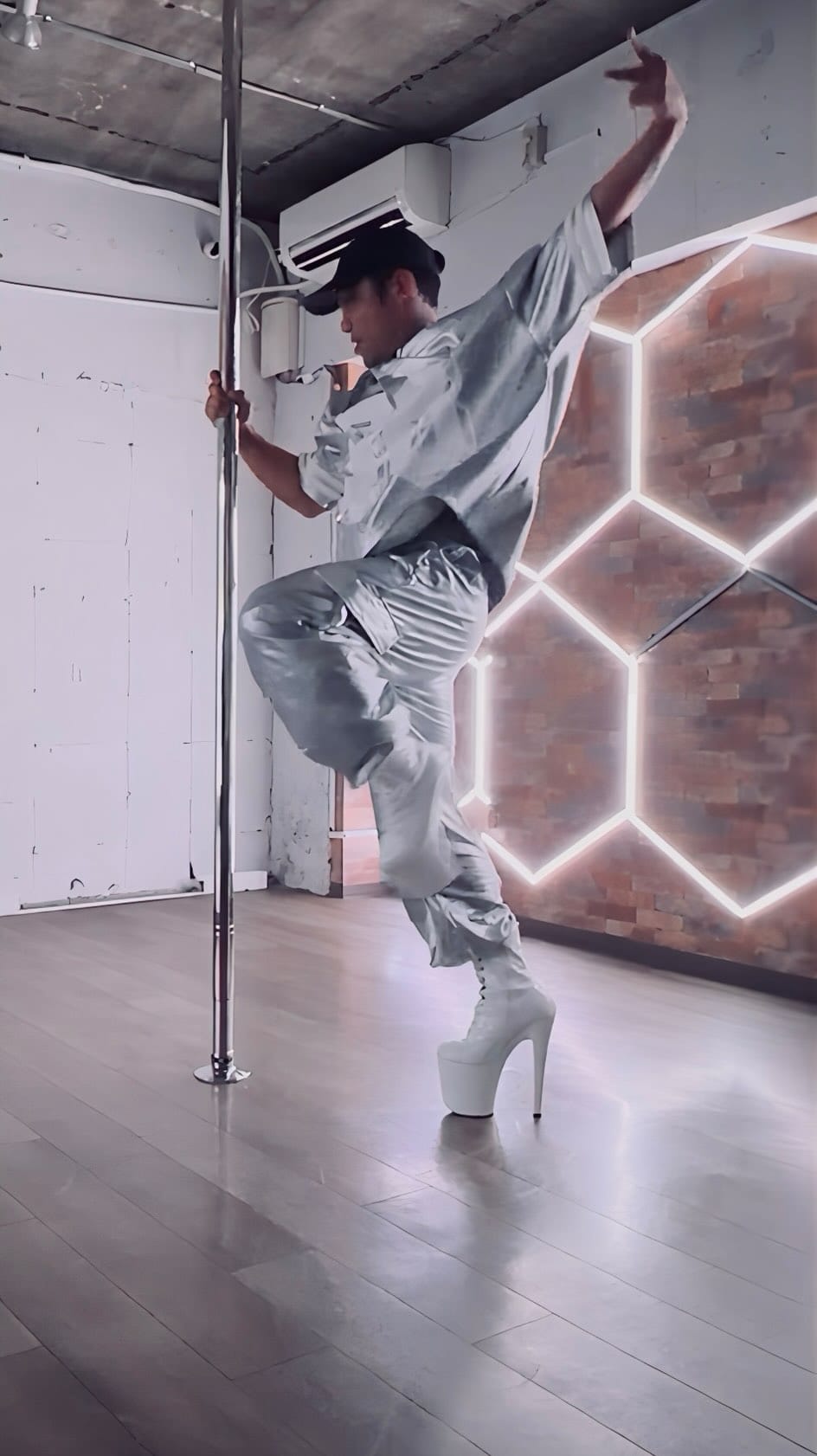 Post 5 by M͟r͟.͟K͟E͟N͟I͟T͟A͟N͟ on Instagram (video)
