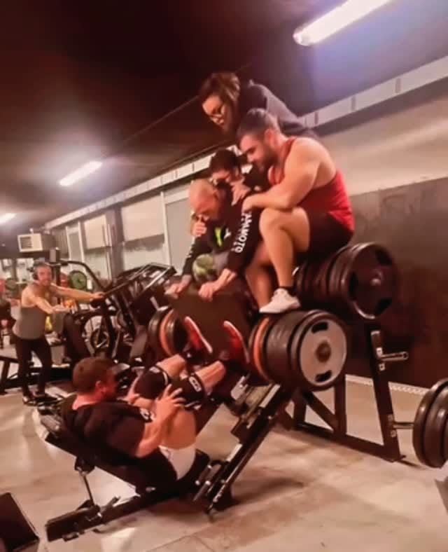 Post 5 by 𝐒𝐢𝐦𝐨𝐧𝐞 𝐁𝐚𝐬𝐬𝐚𝐧𝐞𝐥𝐥𝐢 - 𝐁𝐈𝐆𝐒𝐈𝐌𝐎🦍 on Instagram (video)
