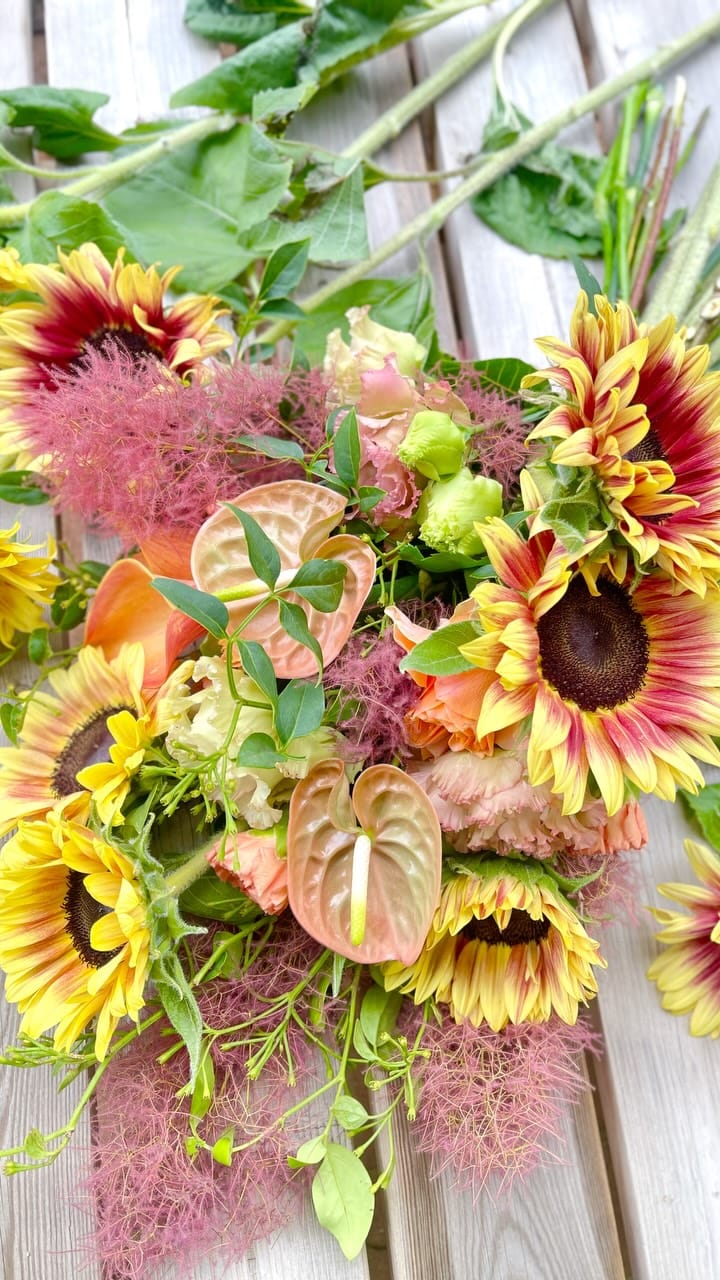 Post 1 by Yoko Takano                 flowerdesign angelique on Instagram (video)