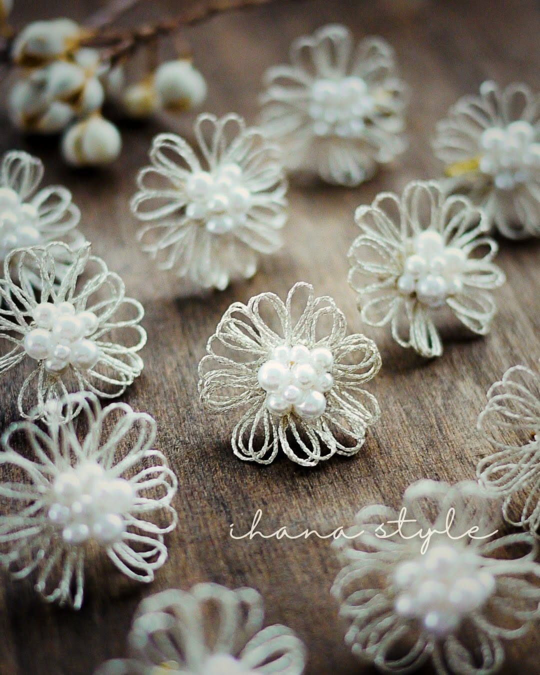 Post 3 by 煌めく刺繍糸のアクセサリー ihana style on Instagram (carousel)