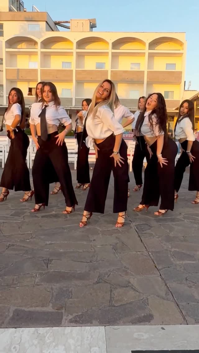 Post 6 by Evelyn Trainito on Instagram (video)