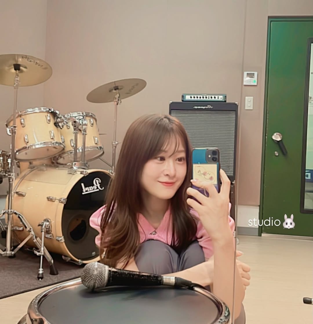 Post 4 by natsuco(나츠코)  歌手 × 丸の内IT系企業で働く会社員 on Instagram (carousel)