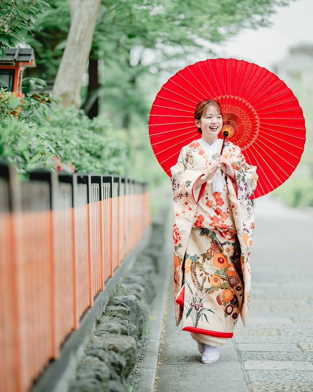 Post 6 by ユーモアウェディング　京都 前撮り写真撮影スタジオ 神社婚 貸衣装 on Instagram (carousel)