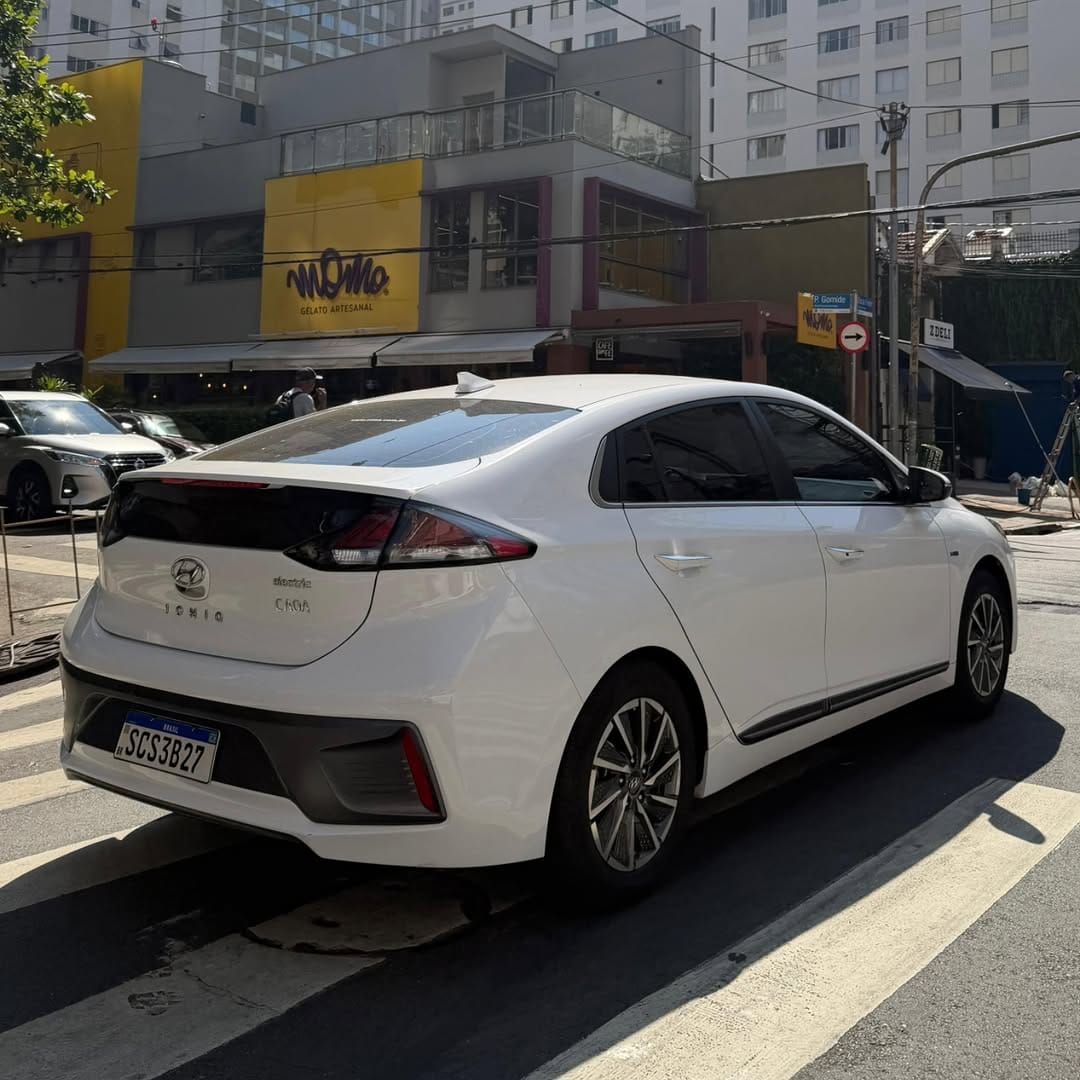 Post 8 by Placa dos Carros on Instagram (carousel)