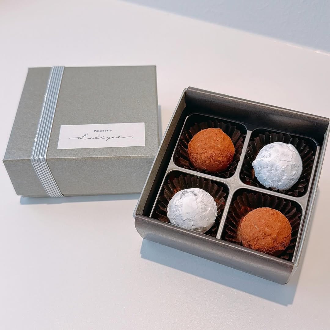 Post 10 by Patisserie Ludique on Instagram (carousel)