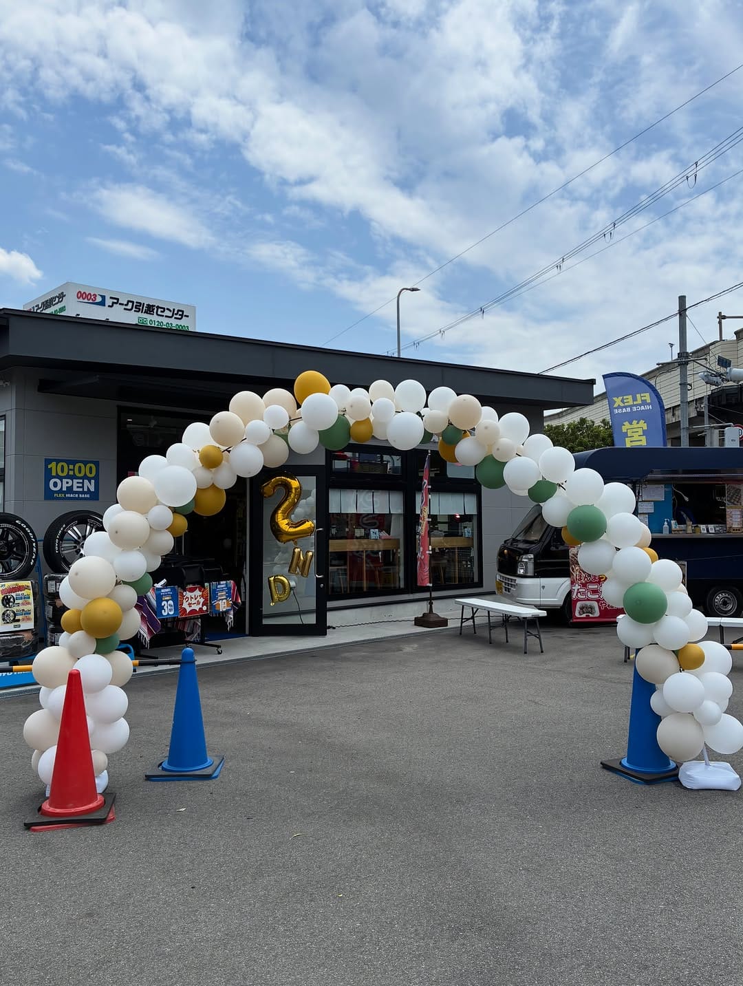 Post 6 by FLEX（フレックス）ハイエースBASE大阪店 on Instagram (carousel)