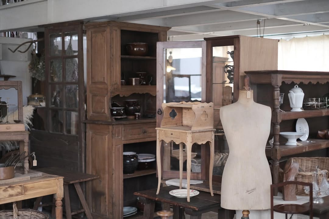 Post 3 by フランス古道具　RITA brocante on Instagram (image)