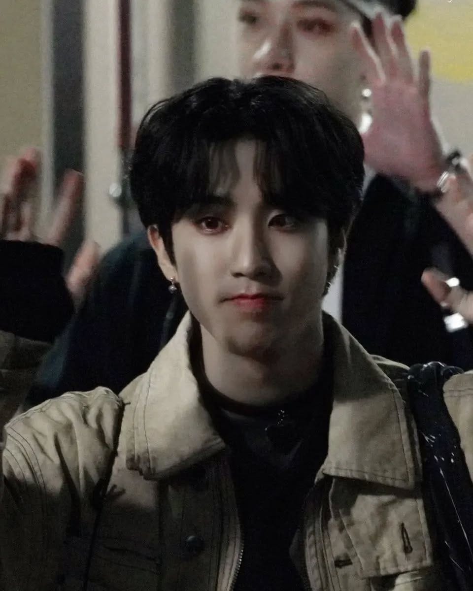 Post 4 by HAN JISUNG on Instagram (carousel)