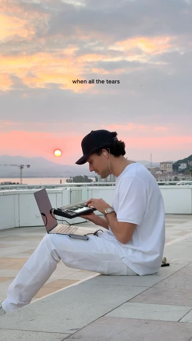 Post 3 by CHARLEON on Instagram (video)