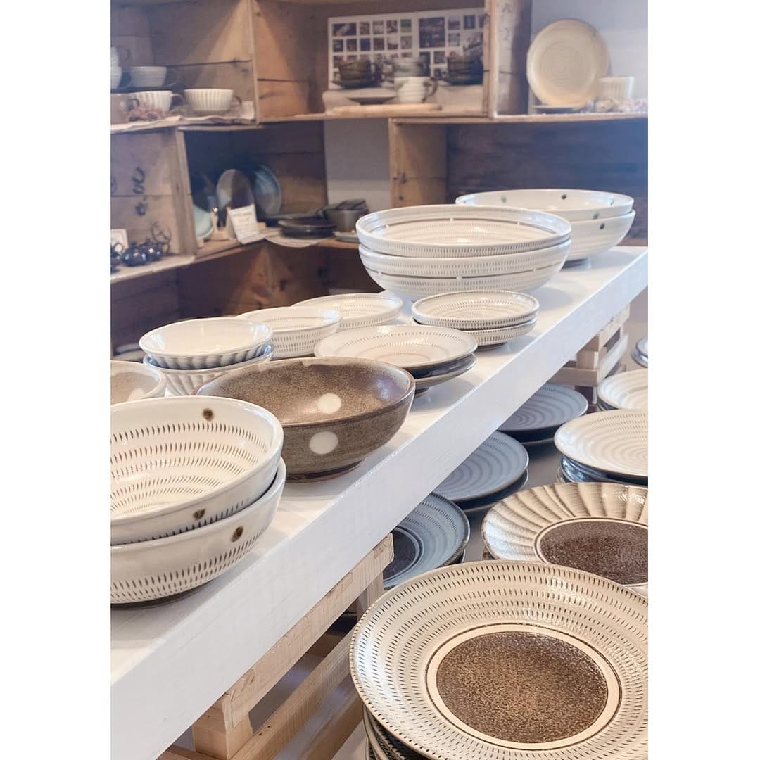 Post 8 by 小石原 暮らしの道具店 on Instagram (carousel)