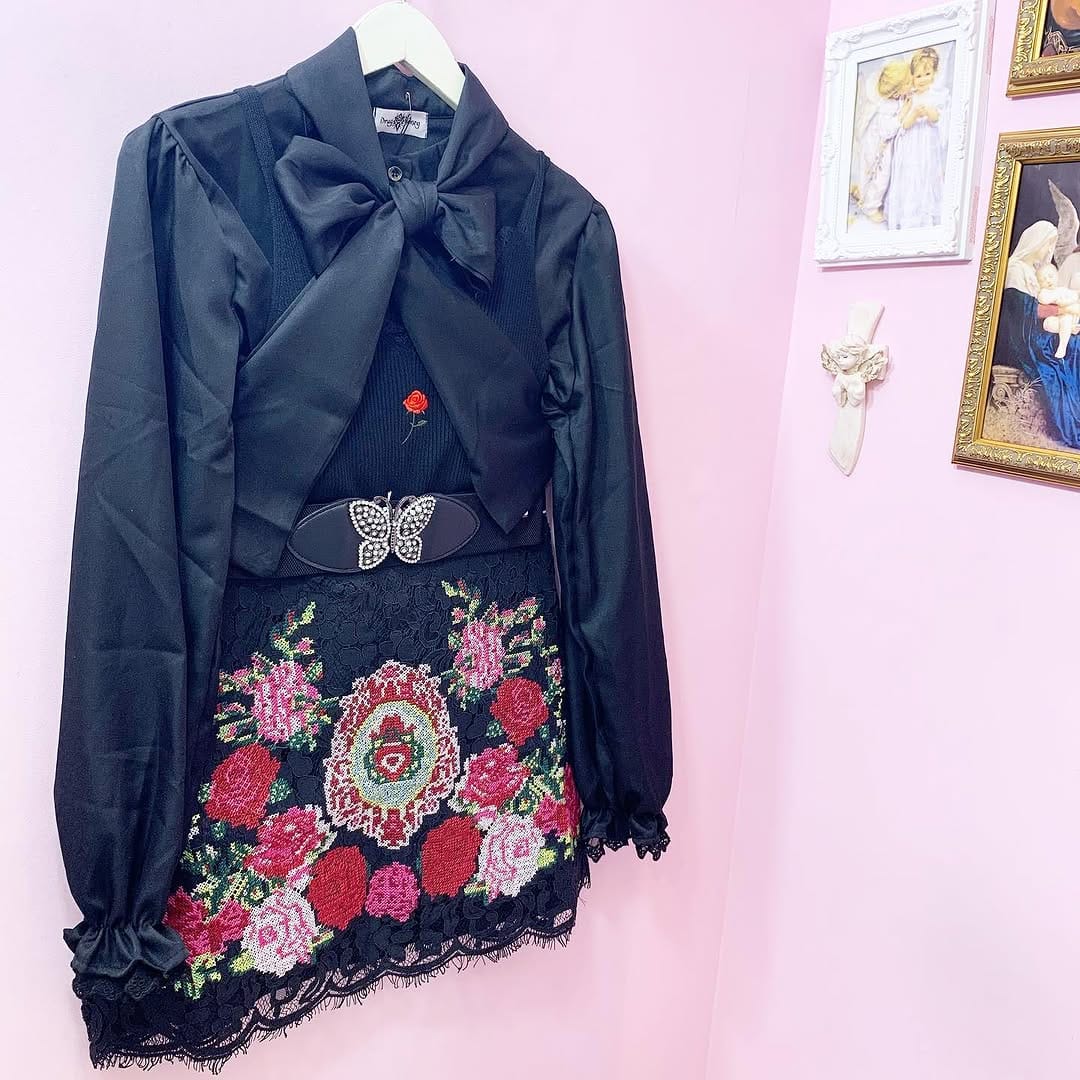 Post 10 by (𝕞𝕖) on Instagram (carousel)