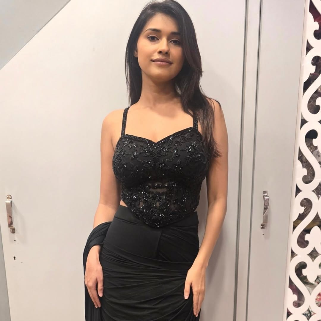 Post 6 by Shri Krishnam Designers |Sarees,Indo Western,Lehengas Mumbai on Instagram (carousel)