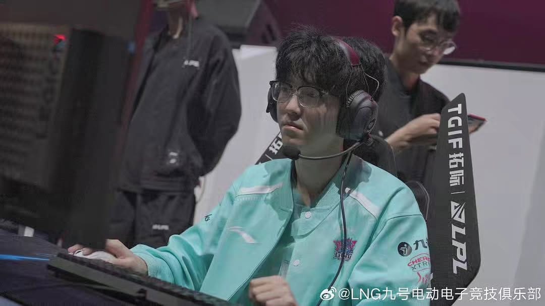 Post 8 by LNG Ninebot Esports on Instagram (carousel)