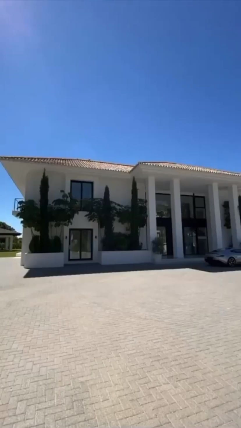 Post 9 by ARCHITECTURE - LUXURY HOMES on Instagram (video)