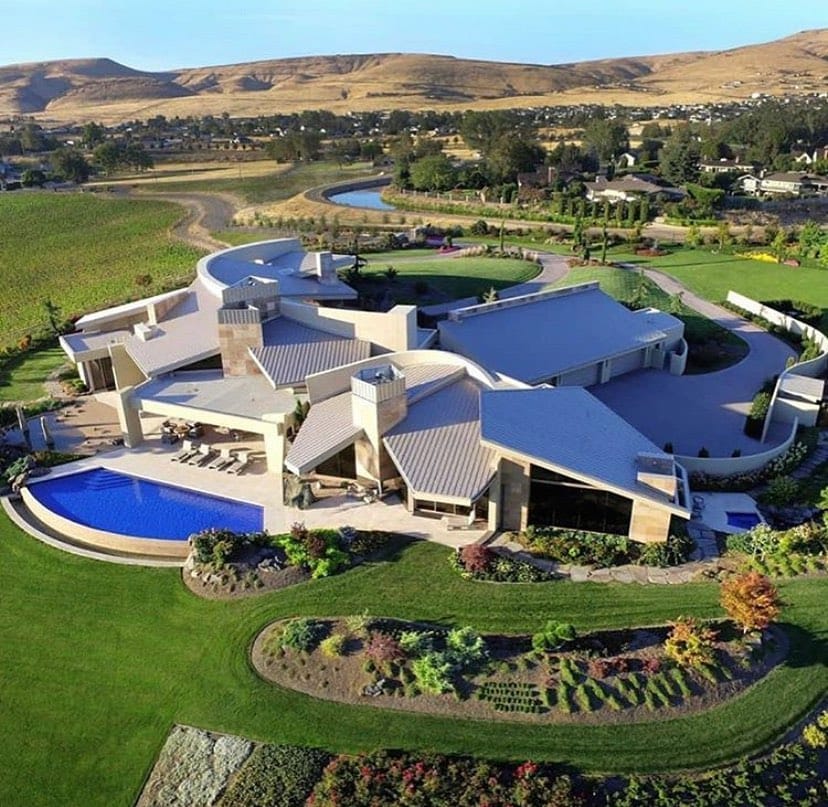 Post 8 by ARCHITECTURE - LUXURY HOMES on Instagram (image)