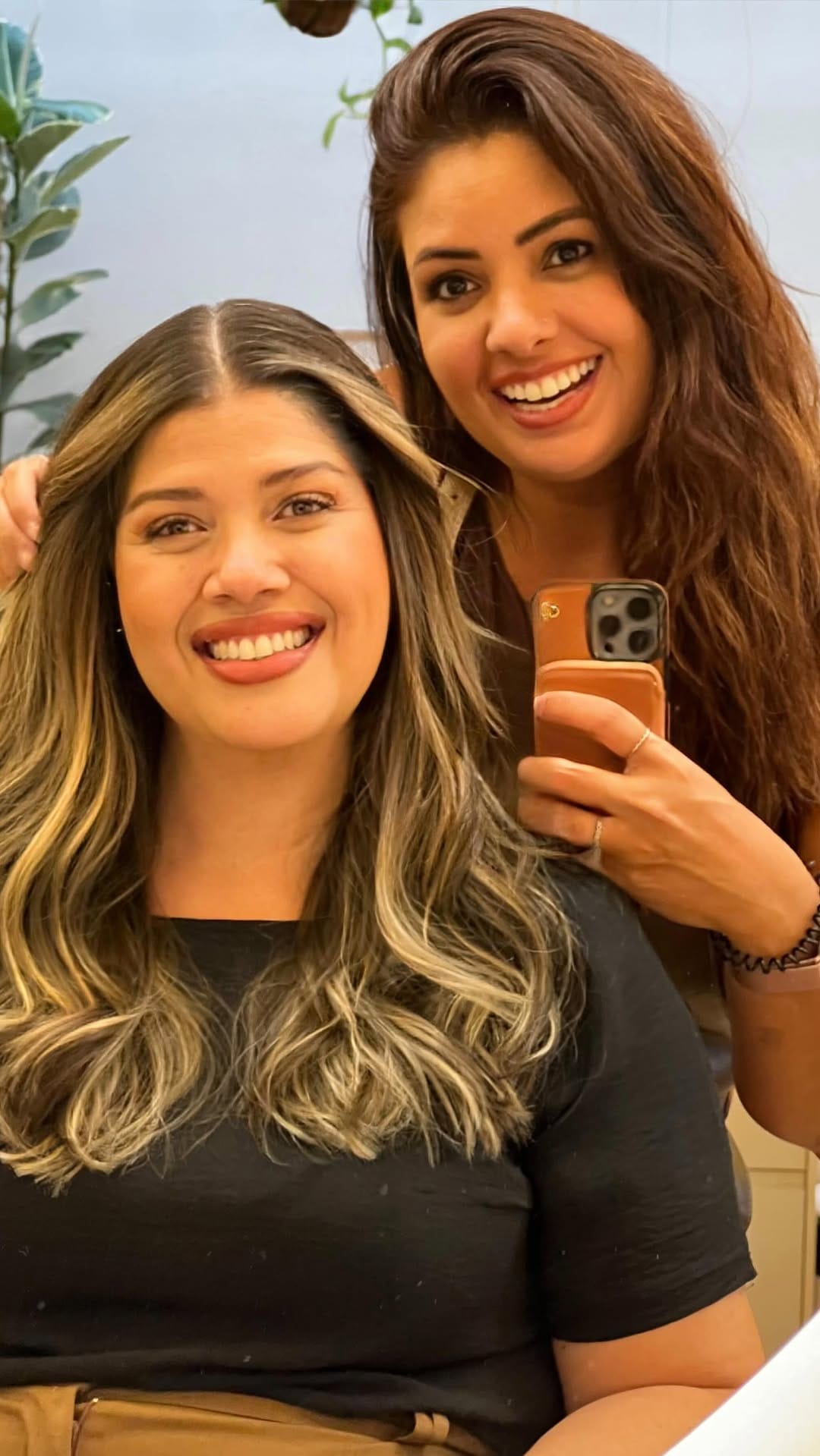 Post 3 by Karol Furtado “Beauty Club” on Instagram (video)