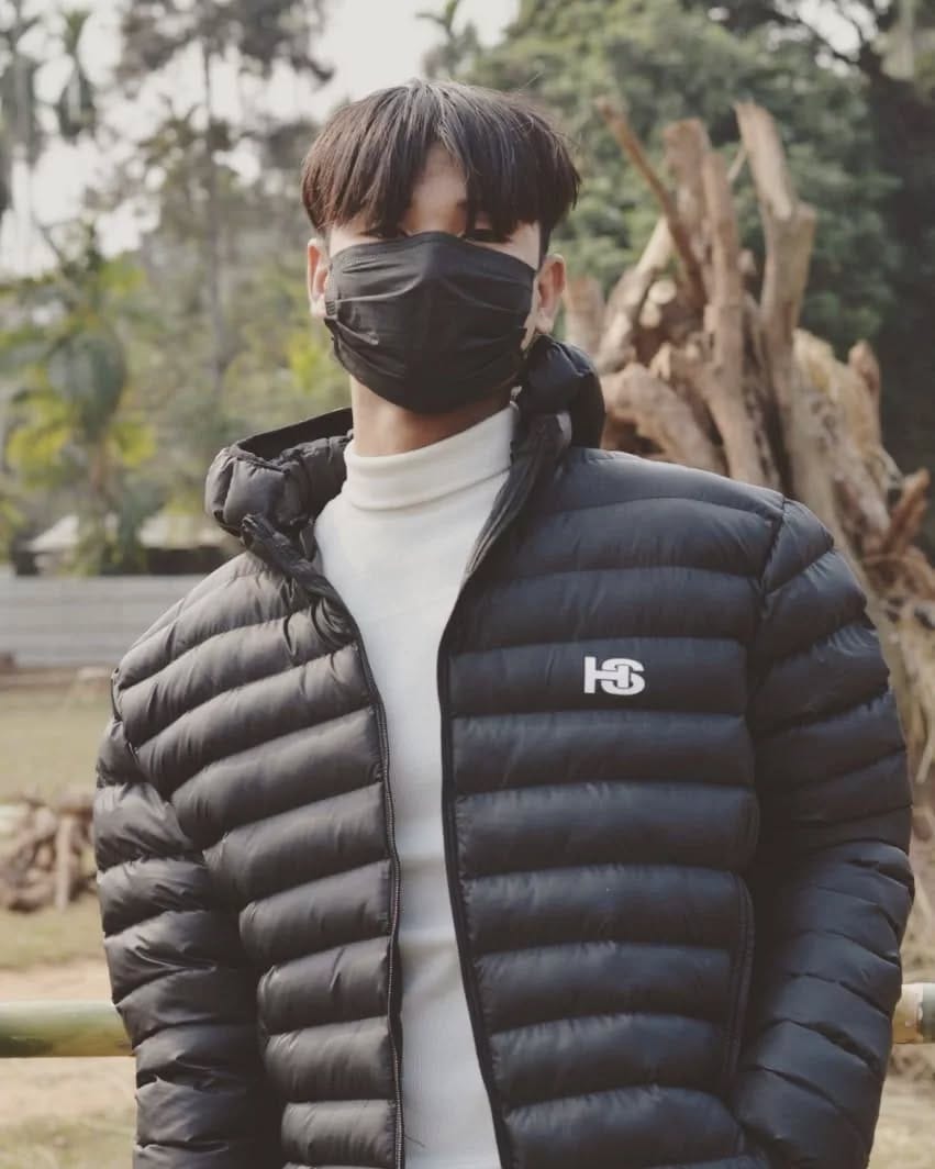 Post 10 by V on Instagram (image)