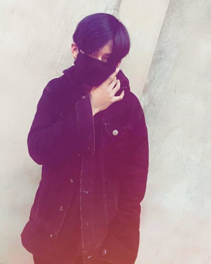 Post 9 by V on Instagram (image)