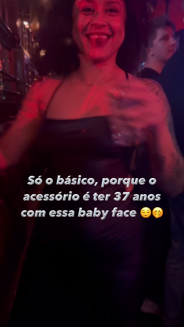 Post 10 by Kamila Romão on Instagram (video)