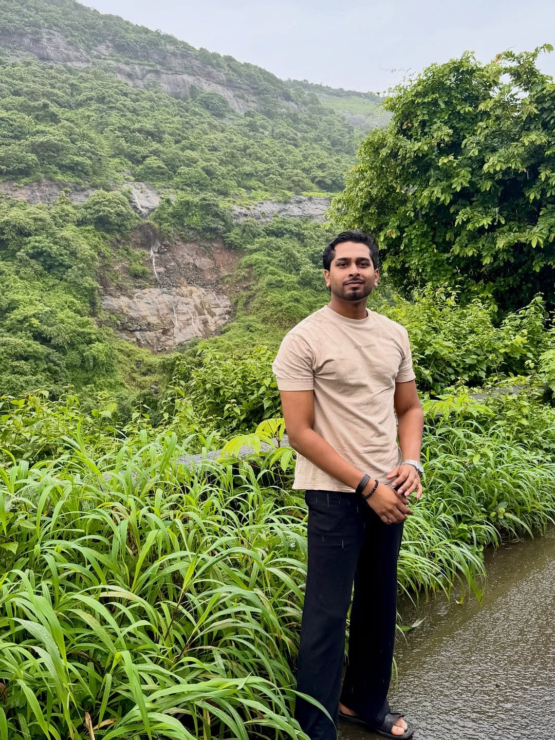 Post 1 by VIVEK SONAWANE on Instagram (carousel)