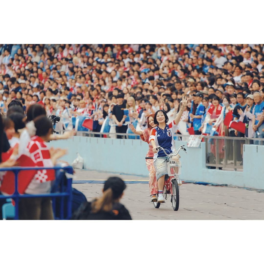 Post 4 by SHISHAMO on Instagram (carousel)