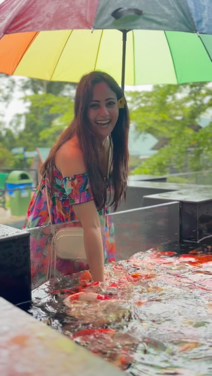 Post 4 by श्रुति ओझा 🤍 on Instagram (video)