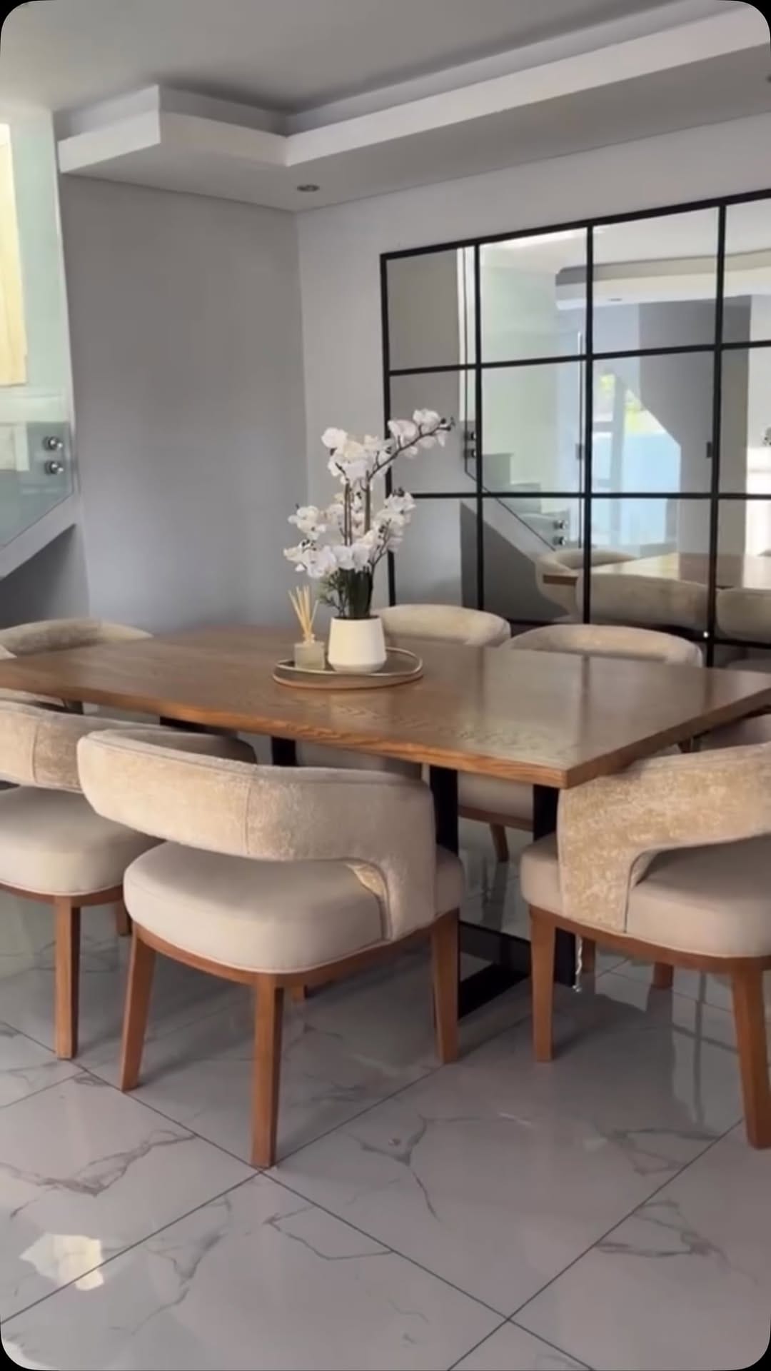 Post 2 by QueenLinhomeemporium on Instagram (video)
