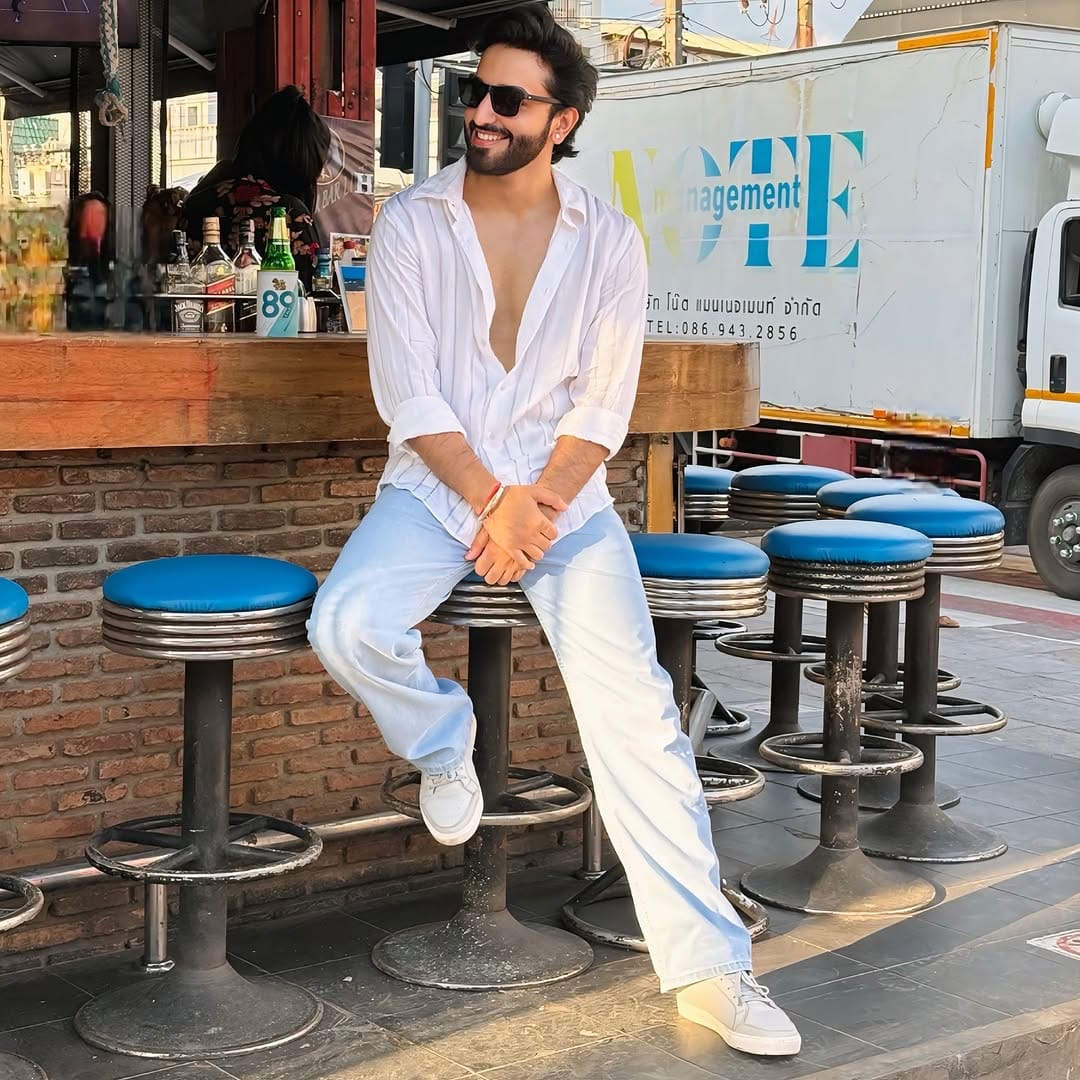 Post 10 by 𝑽𝒂𝒊𝒃𝒉𝒂𝒗 𝑮𝒂𝒏𝒅𝒉𝒊 on Instagram (carousel)