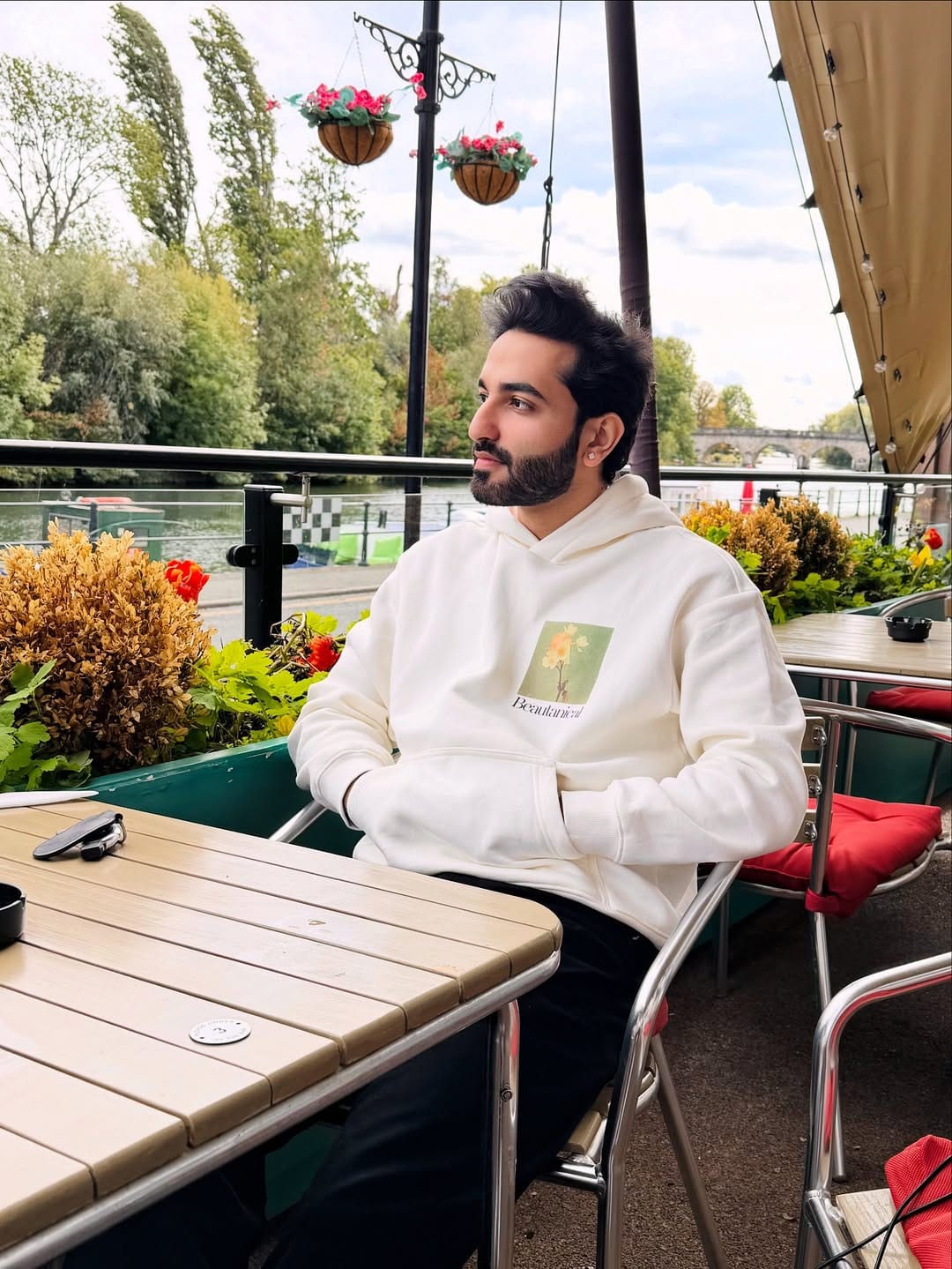 Post 7 by 𝑽𝒂𝒊𝒃𝒉𝒂𝒗 𝑮𝒂𝒏𝒅𝒉𝒊 on Instagram (carousel)