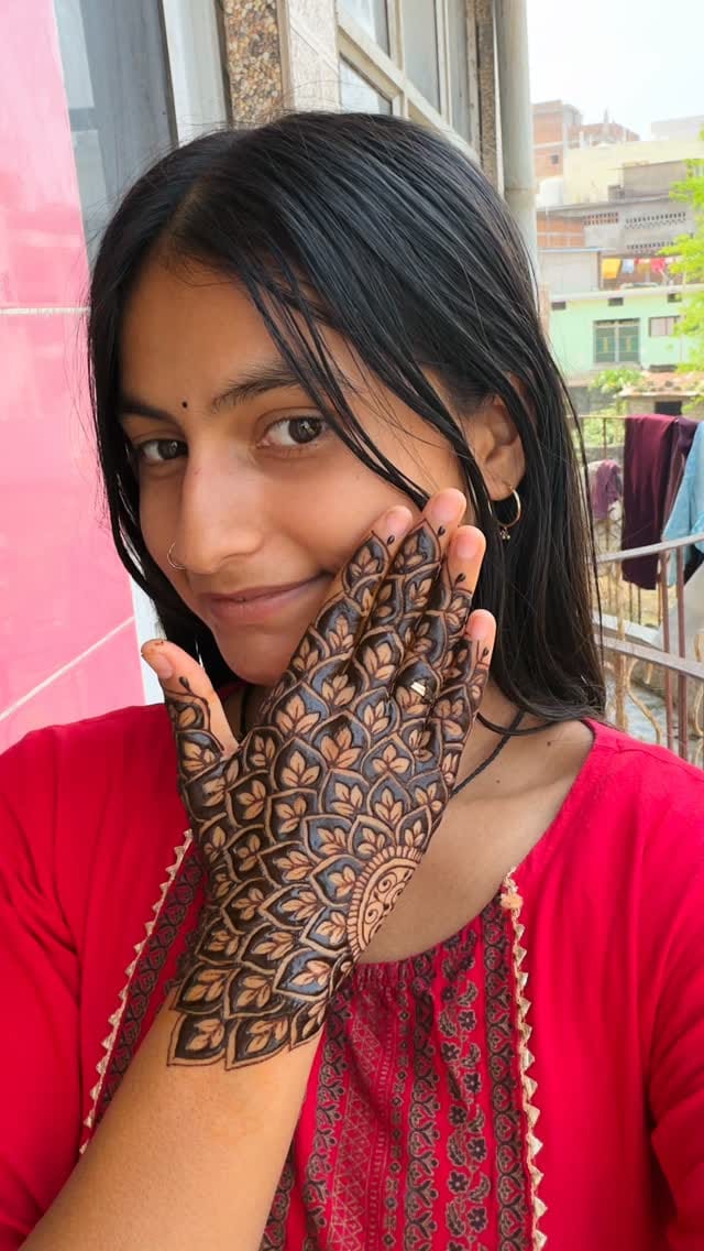 Post 8 by Sharma Mehndi Designer on Instagram (video)