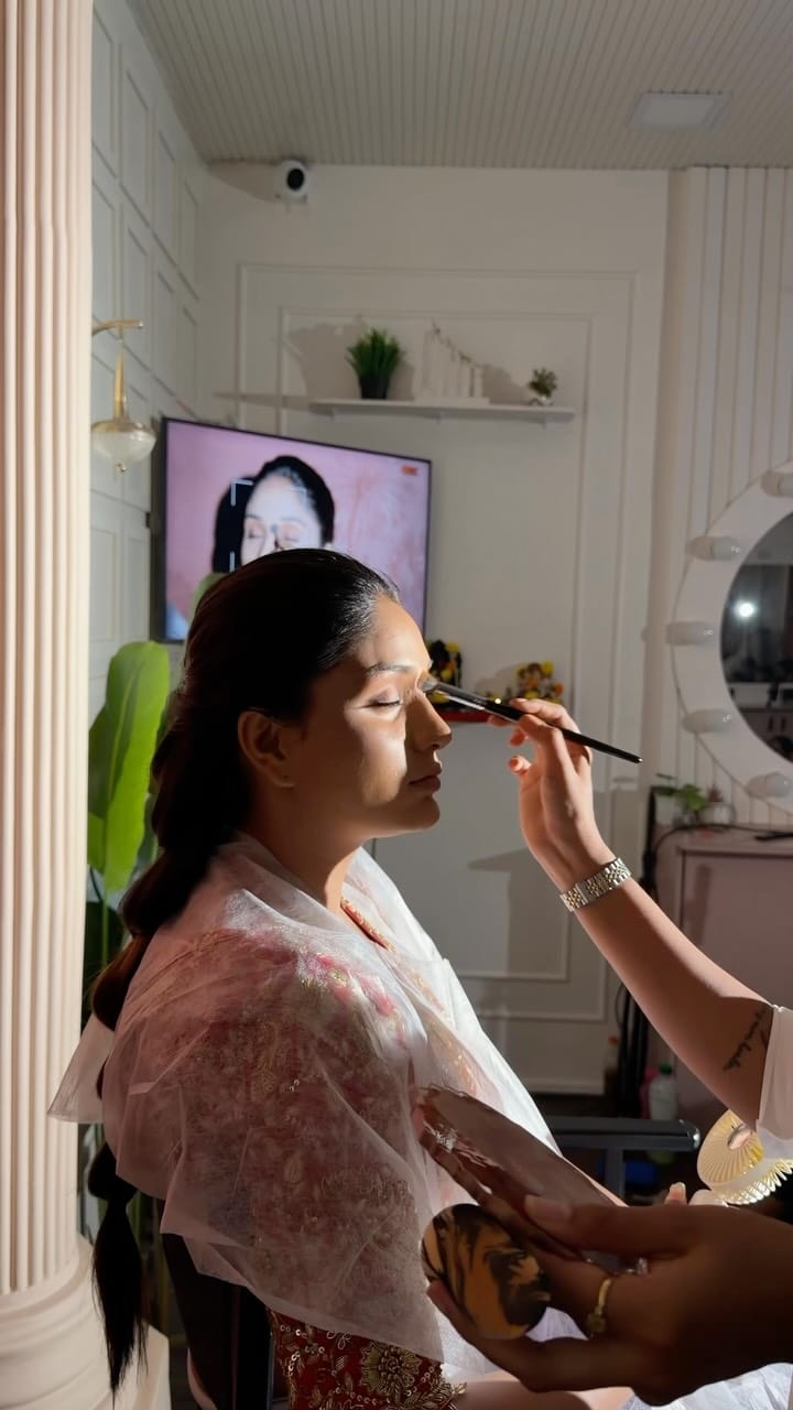 Post 4 by Makeover_by_Vanshika_Tare on Instagram (video)