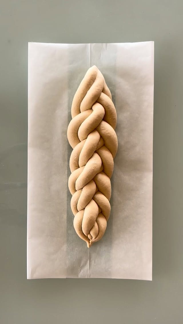 Post 1 by Francesca Simona Naselli / Forme di pane, intrecci on Instagram (video)