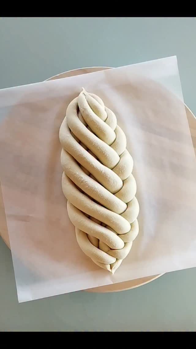 Post 8 by Francesca Simona Naselli / Forme di pane, intrecci on Instagram (video)