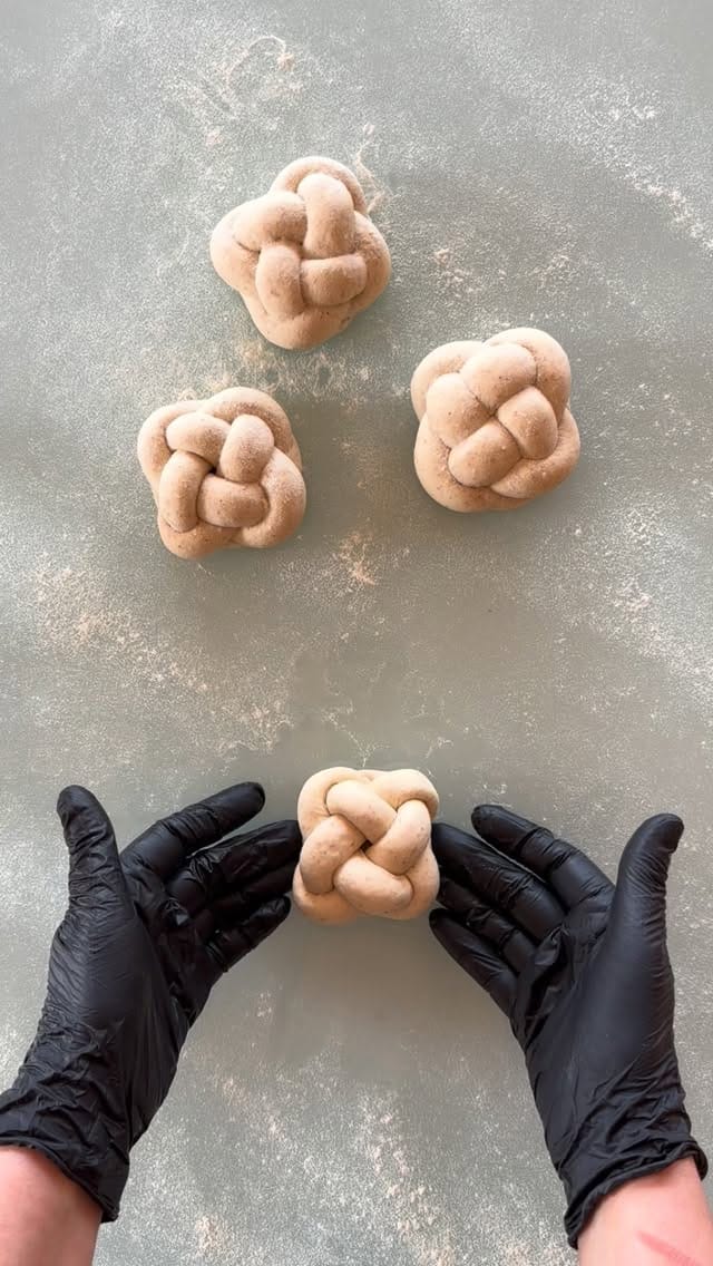 Post 2 by Francesca Simona Naselli / Forme di pane, intrecci on Instagram (video)