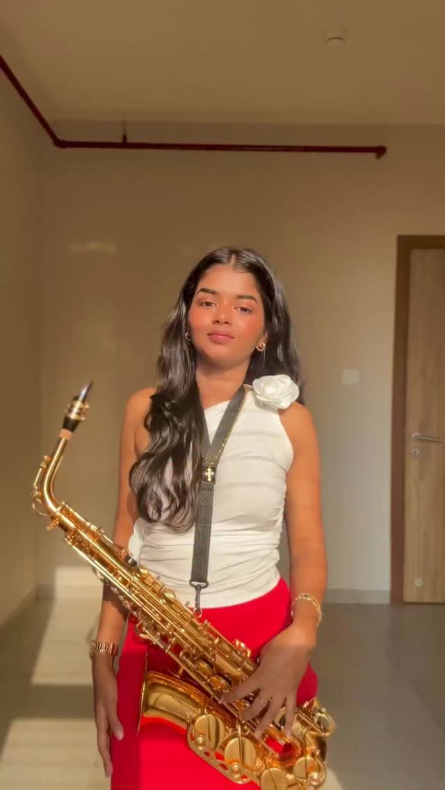 Post 2 by Clarissa Lobo on Instagram (video)