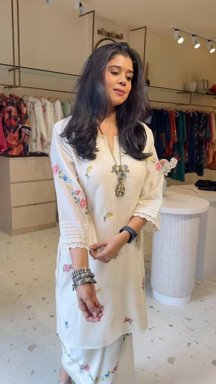 Post 7 by Shruti Jain | Designer | Stylist on Instagram (video)